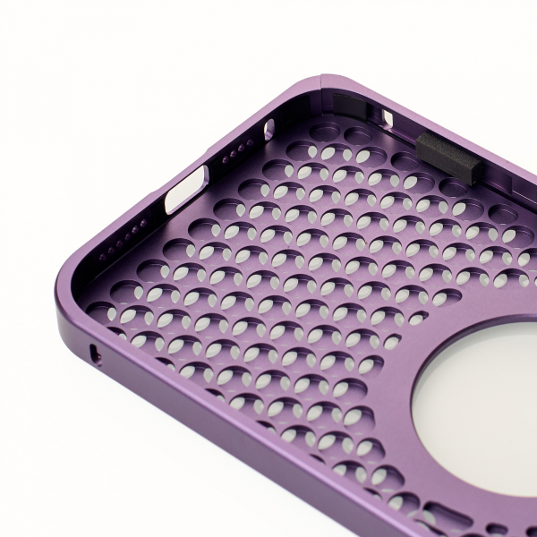 Металлический чехол AROMA PERFORATED METAL с поддержкой MagSafe для iPhone 14 Pro Max фиолетовый