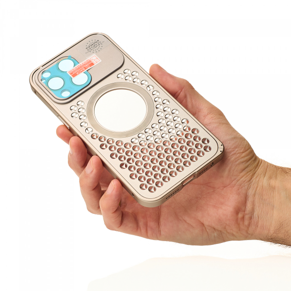 Металлический чехол AROMA PERFORATED METAL с поддержкой MagSafe для iPhone 14 Pro Max золотой