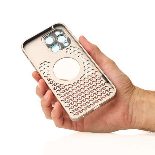 Металлический чехол AROMA PERFORATED METAL с поддержкой MagSafe для iPhone 14 Pro Max золотой