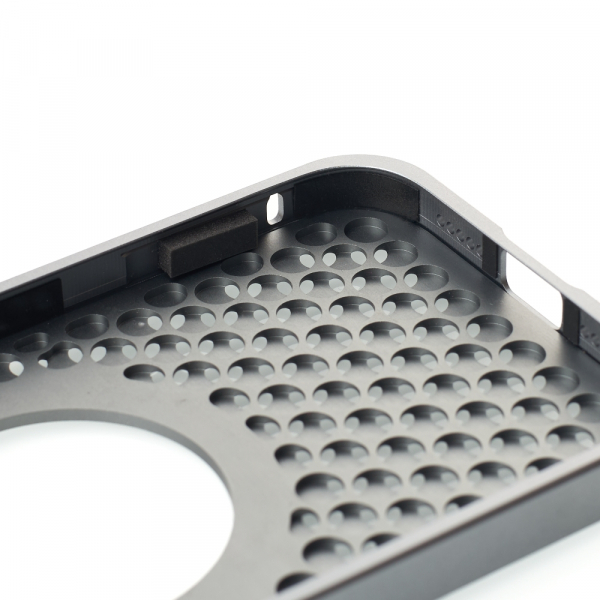 Металлический чехол AROMA PERFORATED METAL с поддержкой MagSafe для iPhone 14 Pro Max серый