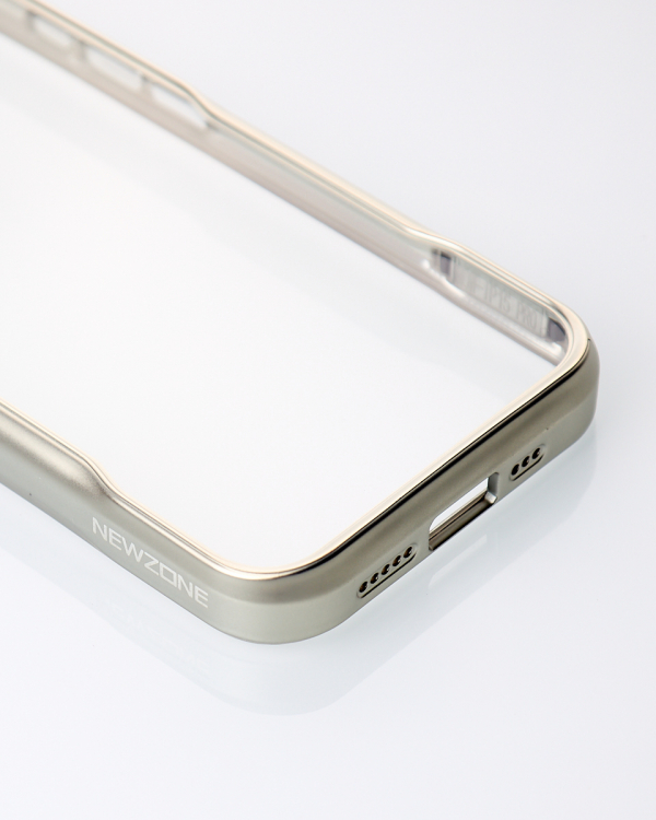 Пластиковый чехол NEWZONE для iPhone 15 Pro Max серебряный