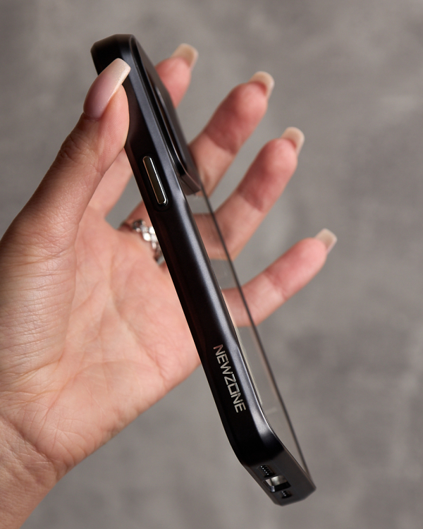 Пластиковый чехол NEWZONE для iPhone 15 Pro Max черный