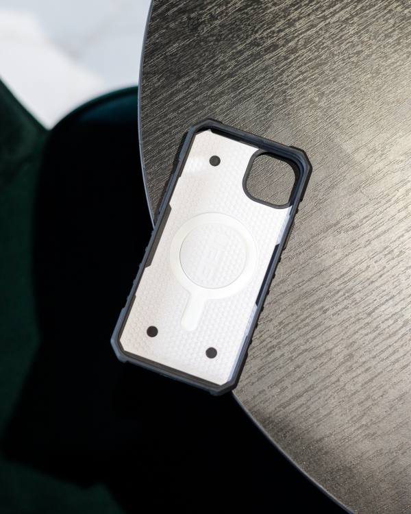 Противоударный чехол UAG с поддержкой MagSafe для IPhone 15 white